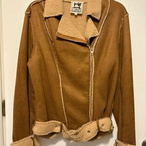 New faux leather Jaase coat with fuzzy belt-cuffs-collar. Very cute. Size Large